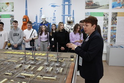 Начальник музея Елена Казакова познакомила студентов с технологическими процессами Астраханского газового комплекса