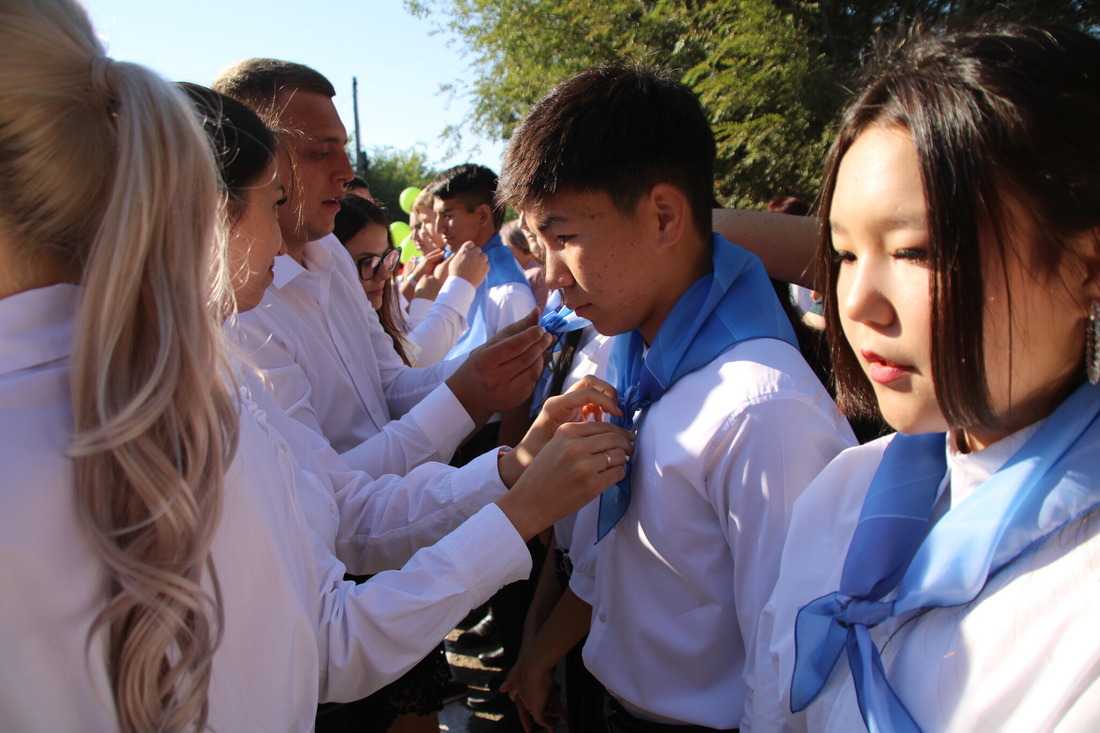 Символические голубые галстуки школьникам повязали молодые специалисты ООО «Газпром добыча Астрахань»