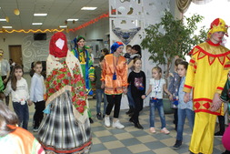 В центре внимания — фигура Масленицы на праздновании масленицы в Культурно-спортивном центре ООО "Газпром добыча Астрахань"