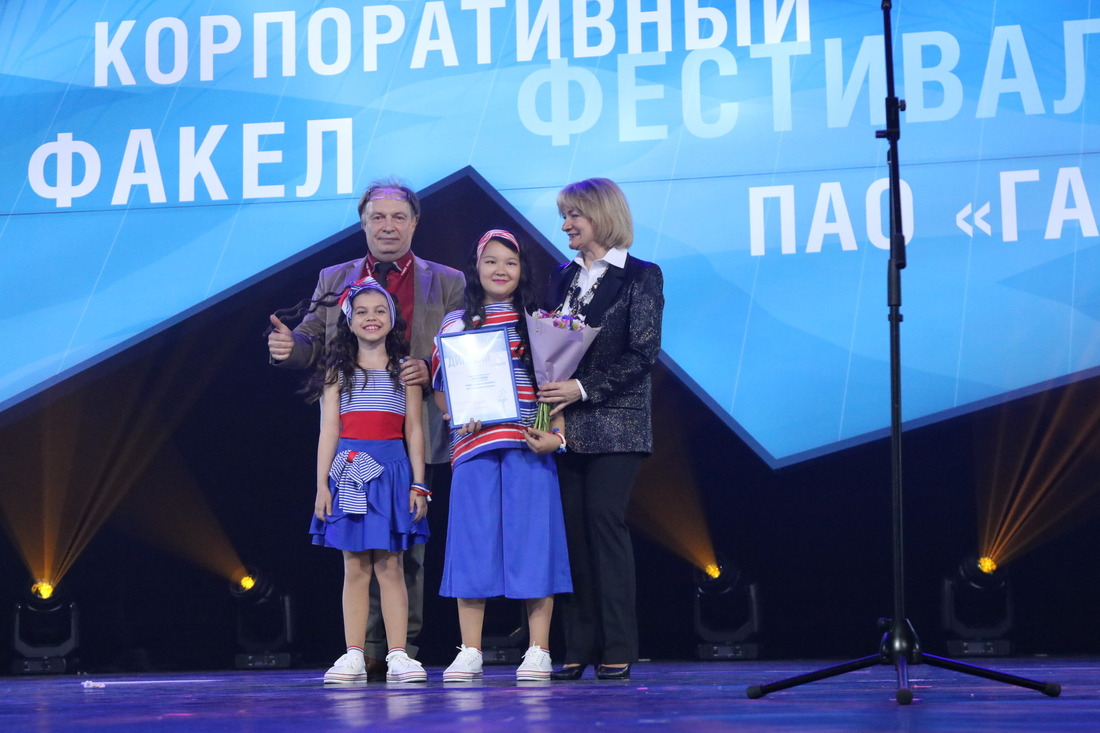 Солистки из Эстрадно-джазовой студии «RICH SOUND» получили награду из рук художественных руководителей Детского музыкального театра «Домисолька» Ивана Жиганова и Ольги Юдахиной