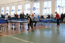 Соревнования по настольному теннису проходят параллельно на пяти столах