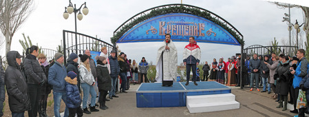 Иерей Максим и генеральный директор ООО «Газпром добыча Астрахань» Андрей Мельниченко поздравили всех с праздником