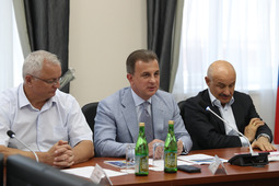 Генеральный директор ООО «Газпром добыча Астрахань» Андрей Мельниченко (в центре)