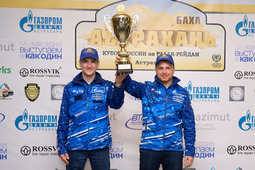Эдуард Николаев и Иван Мальков (справа налево) с главным трофеем соревнования