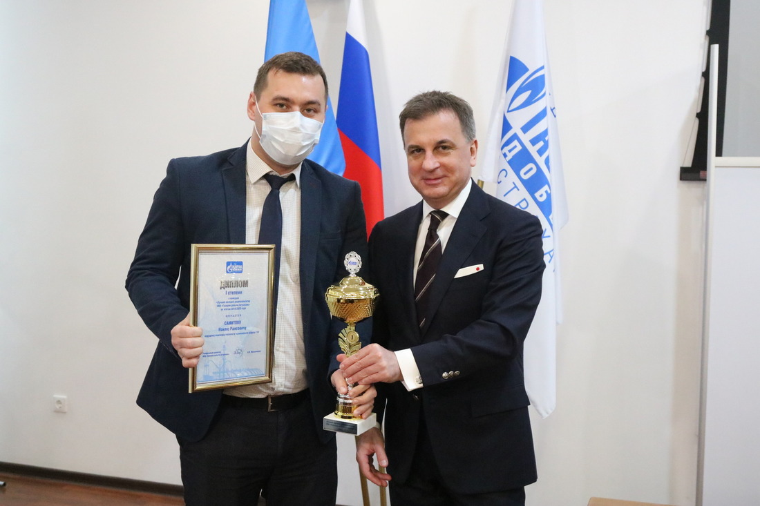 Генеральный директор ООО "Газпром добыча Астрахань" Андрей Мельниченко награждает Наиля Самитова
