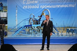 Участников церемонии награждения приветствовал генеральный директор ООО «Газпром добыча Астрахань» Андрей Мельниченко