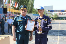 Игорь Евстафьев вручает Ахату Сарсенову диплом и кубок за первое место в конкурсе