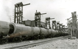 Налив жидкой серы в железнодорожные цистерны. 1987 г.