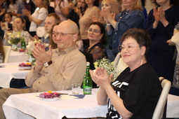 Среди почётных гостей — одна из создателей турнира «Весенний бал» Элла Синченко (справа)