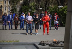 Участники соревнования возложили цветы к Вечному огню в честь 80-ой годовщины Победы в Великой Отечественной войне