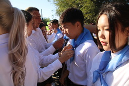 Символические голубые галстуки школьникам повязали молодые специалисты ООО «Газпром добыча Астрахань»