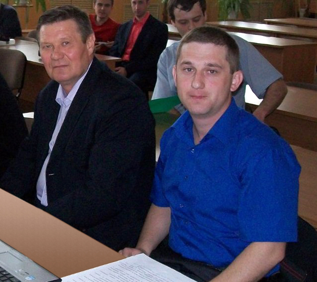 Победитель конкурса «Инженер года-2016» Алексей Халявкин (справа) и его научный руководитель — доктор технических наук, профессор АГТУ Виктор Мамонтов