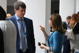 Коллеги специалисты по налогобложению обсуждают ноаую систему на обучающем мероприятие по работе в ИУС НК в ООО "Газпром добыча Астрахань"