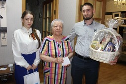 Поздравление для Владимира Тимофеивича Бирюкова молодые работники зачитали супруге, а ветерану передали низкий поклон