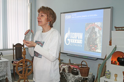Наталья Курьянова, сотрудник Музея Боевой Славы, продемонстрировала подлинные  экспонаты времен войны