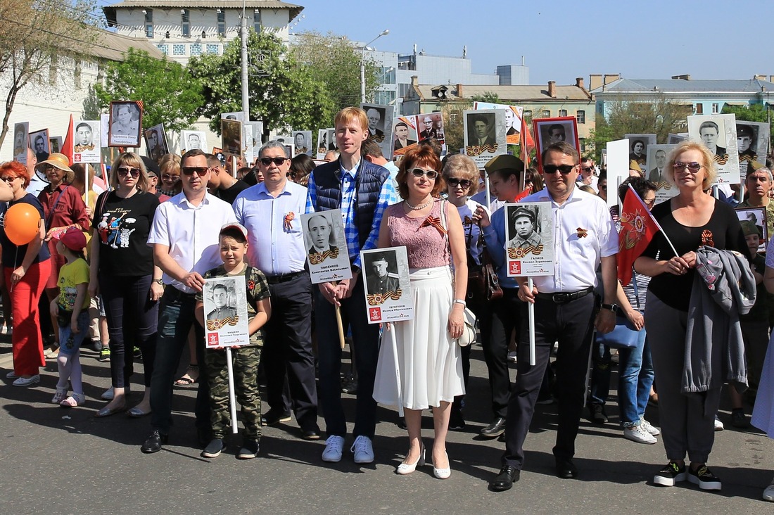 Традиционно в колонну "Бессмертного полка" встают и руководители Общества: главный бухгалтер ООО "Газпром добыча Астрахань"  Лариса Михалева, главный инженер-заместитель генерального директора ООО "Газпром добыча Астрахань"  Наиль Низамов (крайние справа)