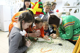 Мастер-класс по изготовлению куклы кувалки на праздновании масленицы в Культурно-спортивном центре ООО "Газпром добыча Астрахань"