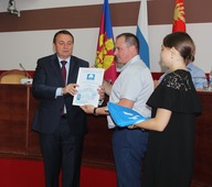 Глава города Сочи Анатолий Пахомов (слева) вручает сертификат и флаг начальнику ОЦ «Санаторий Юг» Алексею Килочеку