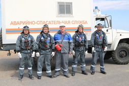 Борис Куловеров — командир газоспасательного отряда ВЧ (в центре)