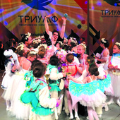 Юные балерины поздравляют руководителя студии Татьяну Степанову с присвоением звания «Лучший балетмейстер»