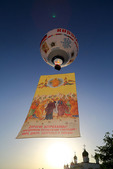 На высоте примерно 500 метров огромный воздушный шар с прикреплённой к нему иконой поднялся, полетел в сторону Волги и пересёк акваторию реки. Фото Astrobl
