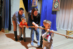 Перетягивали канат целыми семьями на праздновании масленицы в Культурно-спортивном центре ООО "Газпром добыча Астрахань"