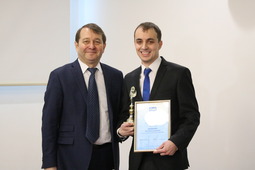 Наиль Низамов (слева)вместе с дипломом вручил Илье Боровских кубок победителя