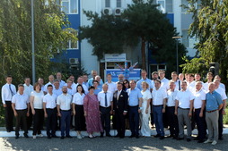 Организаторы и гости церемонии открытия памятной стелы в Газопромысловом управлении ООО "Газпром добыча Астрахань"