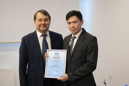 Наиль Низамов (слева) поздравил Оскара Душанова с присуждением второго места