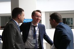 Коллеги специалисты по налогобложению обсуждают новую систему на обучающем мероприятие по работе в ИУС НК в ООО "Газпром добыча Астрахань"