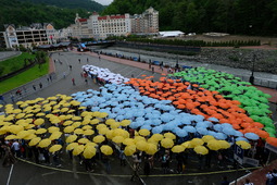 Красочный флэш-моб — участники фестиваля развернули перед Розой Холл настоящий красочный зонтик