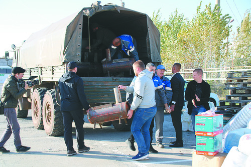 Погрузка печей-буржуек и другого оборудования для добровольцев и мобилизованных работников ООО «Газпром добыча Астрахань»