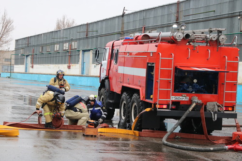 Для тушения условного пожара использовались стволы «СОМВITOR-3000», расход воды у которых — 1500 литров в минуту