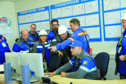 Главный инженер — заместитель генерального директора ООО «Газпром добыча Астрахань» Наиль Низамов показал как в режиме реального времени следят за технологическими процессами специалисты