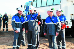 Начальник Специального отдела ООО "Газпром добыча Астрахань" Олег Копылец (второй слева) с членами комиссии