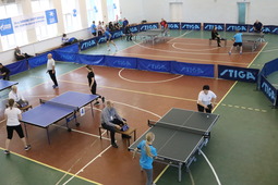 Соревнования по настольному теннису проходят параллельно на пяти столах