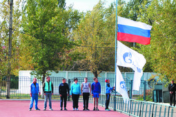 В церемонии поднятия флага приняли участие победители предыдущих состязаний в ООО "Газпром добыча Астрахань"